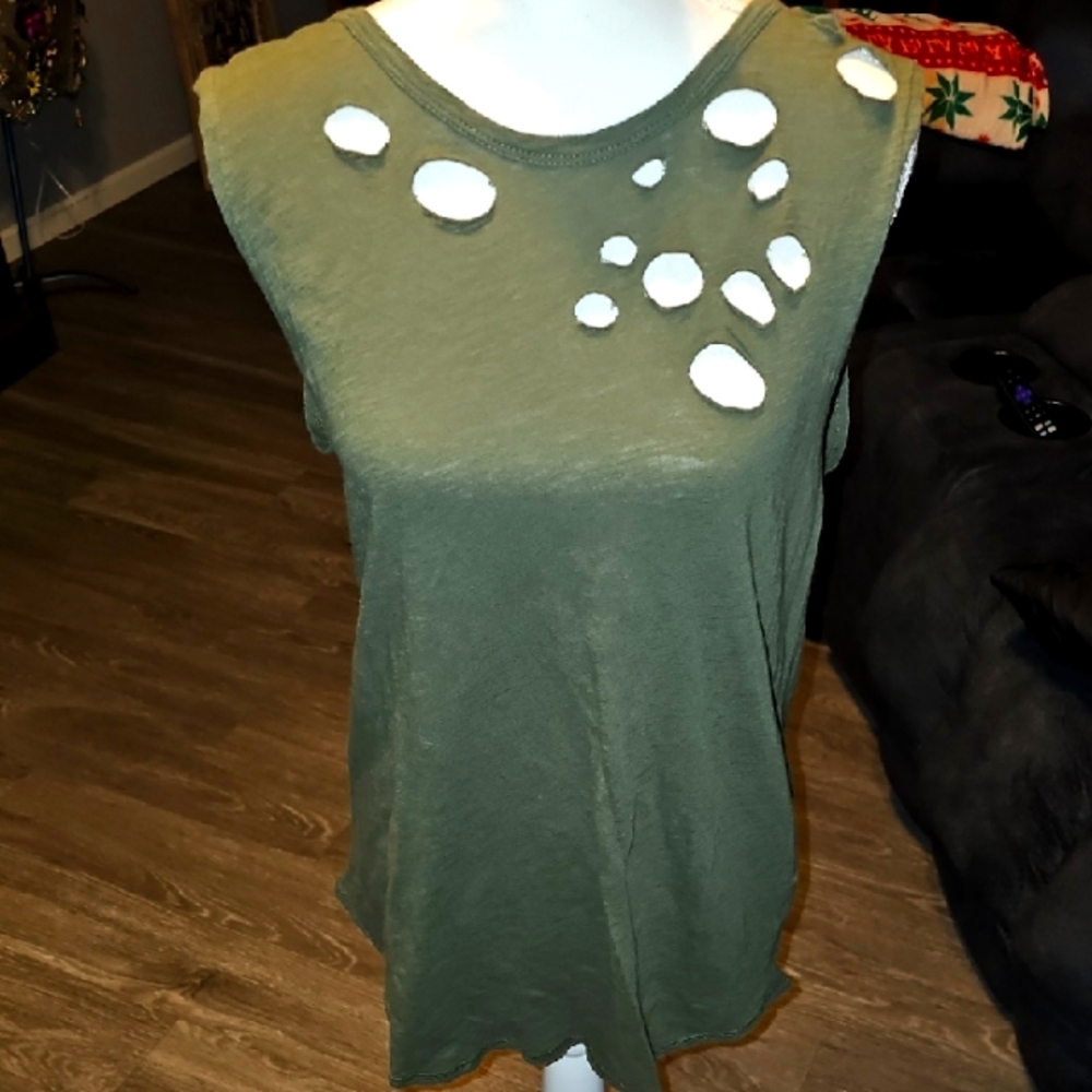 Fantastic Fawn Olive Green Sleeveless Top with Cutout Design. Womens sz Large